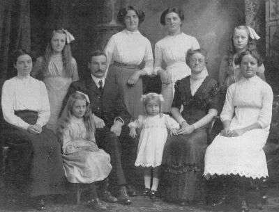 1913c: Standing: Myrtle, Florrie, Isabel, Phyllis; Seated: Leonie, Agnes, Fred, Freda, Helen and Evelyn